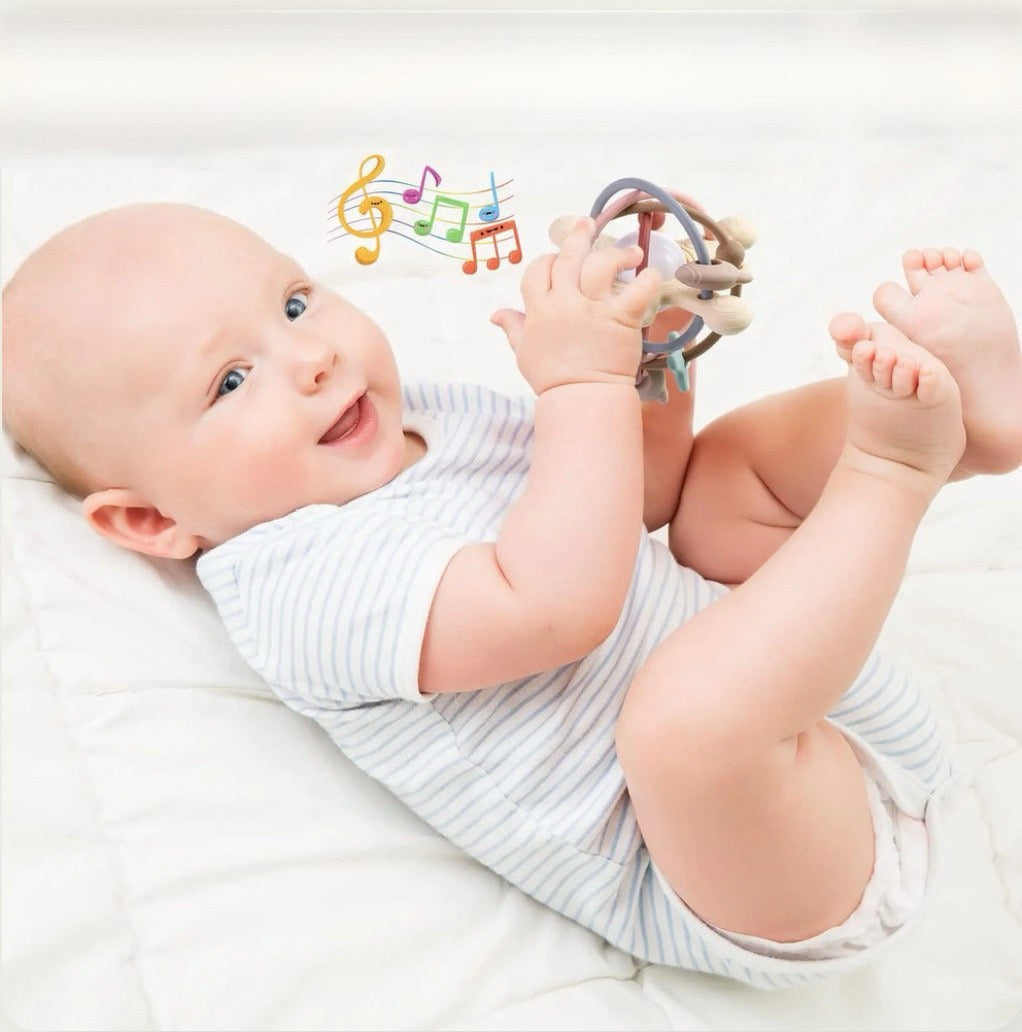 Bébé qui développe sa motricité fine 