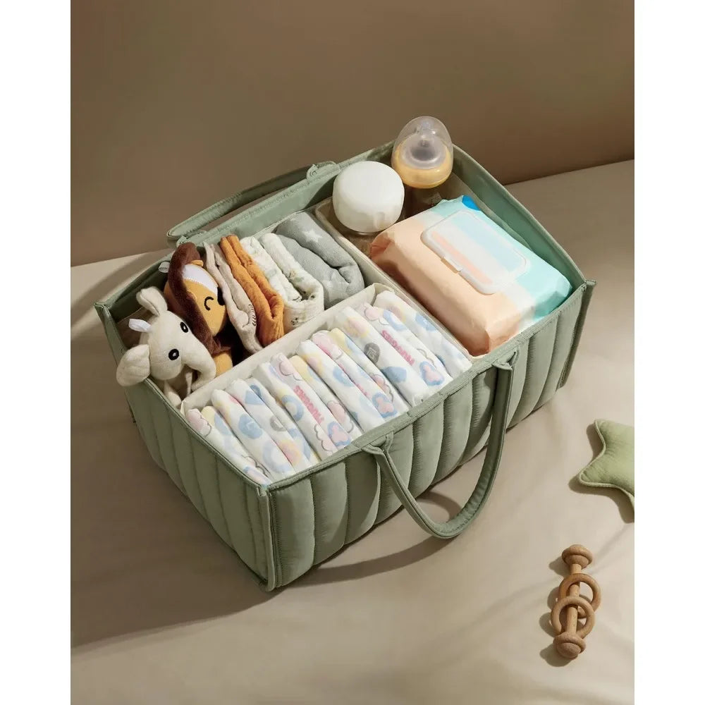 Affaire de bébé rangées dans le panier 