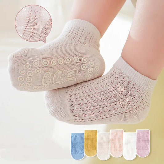 Pieds bébé avec chaussettes courtes 