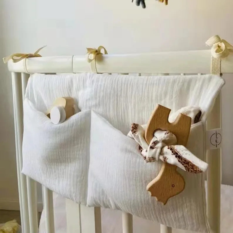 Les petites affaires de bébé rangées 