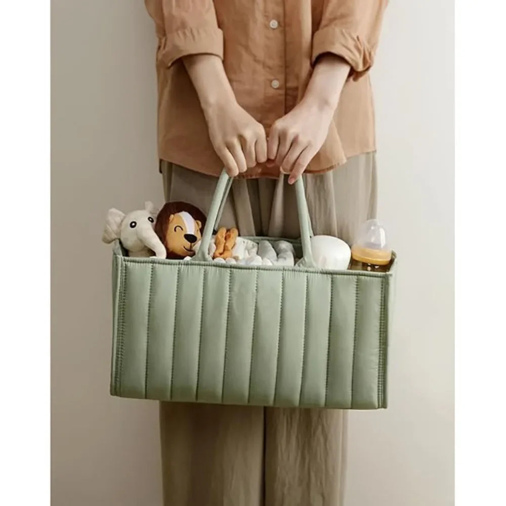 Maman qui transporte le panier avec les affaires 